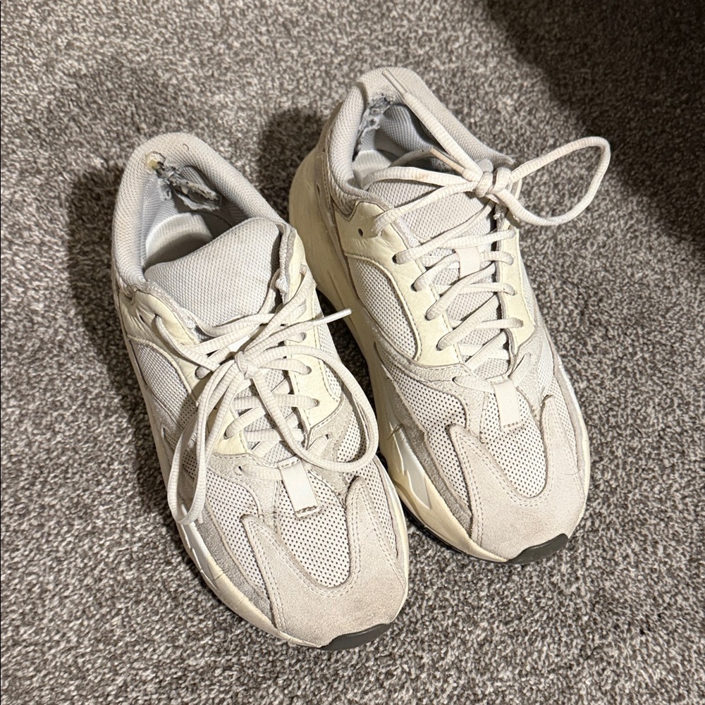 Yeezy boost 700 “ Analog”